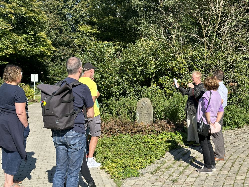 Friedhof als Ort der Begegnung - „Das Archiv der Stadt“: Cornelia Müller-Hisje informierte im Rahmen einer Führung zum Thema Friedhöfe.
