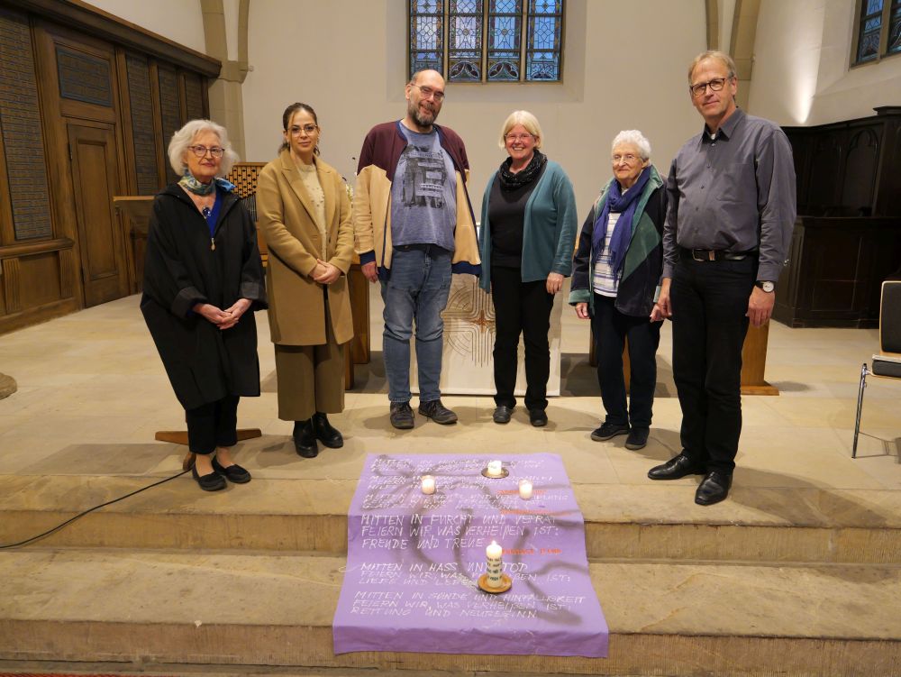 Viele Vorurteile über Geflüchtete - Friedensgebet in der Erlöserkirche. Mit Marianne Tölle, Marzieh Monfared, Frank Gockel, Barbara Linzbach, Christiane Deutsch und Dieter Bökemeier.