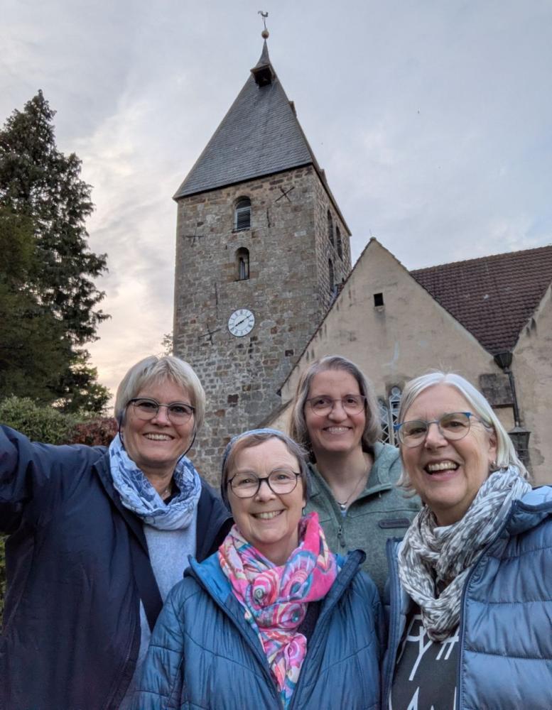 Lebendiges Gemeindeleben - Gemeindepreis für die kleine Runde am Abend in Heiligenkirchen: Darüber freut sich das Team mit Martina Pilzer, Astrid Schlepper, Anja Gutowski und Vera Sarembe. (v.l.) Foto: Ev.-ref. Kirchengemeinde Heiligenkirchen