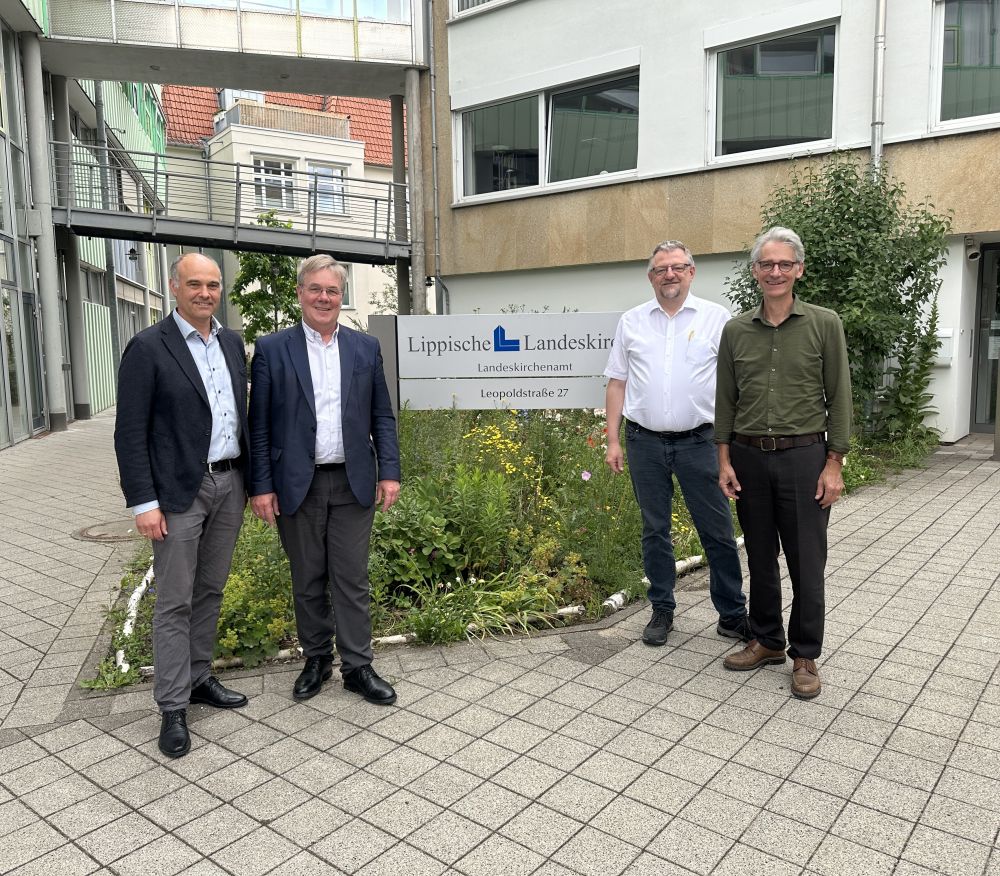 Lippische Landessynode berät über Zukunft - Freuen sich auf die Zukunftssynode der Lippischen Landeskirche: Kirchenrat Martin Bock, Landessuperintendent Dietmar Arends, Präses Michael Keil, Kirchenrat Thomas Warnke stehen vor dem Eingang des Landeskirchenamtes in Detmold.