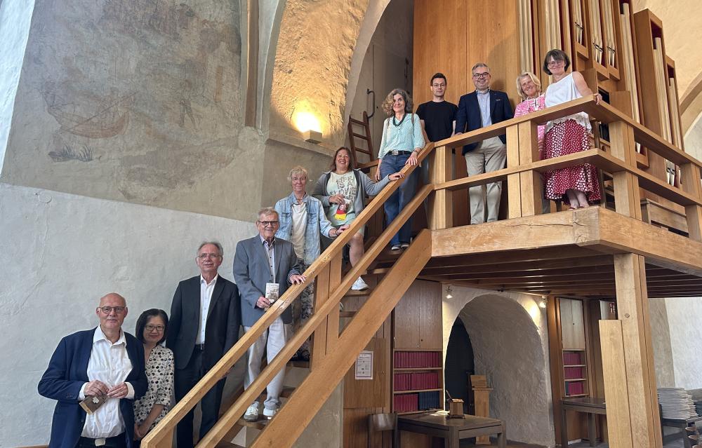 Lippischer Orgelsommer feiert Jubiläum - 20 Jahre Lippischer Orgelsommer – darüber freuen sich Vertreterinnen und Vertreter der beteiligten Kirchengemeinden in Heiden mit Pfarrerin Brigitte Fenner (oben, rechts), Sven Limberg (3.v.r., Lippische Landesbrand AG), Burkhard Geweke (3.v.l., Lippische Landeskirche) und Friedrich Brakemeier (4.v.l., Lippischer Heimatbund).