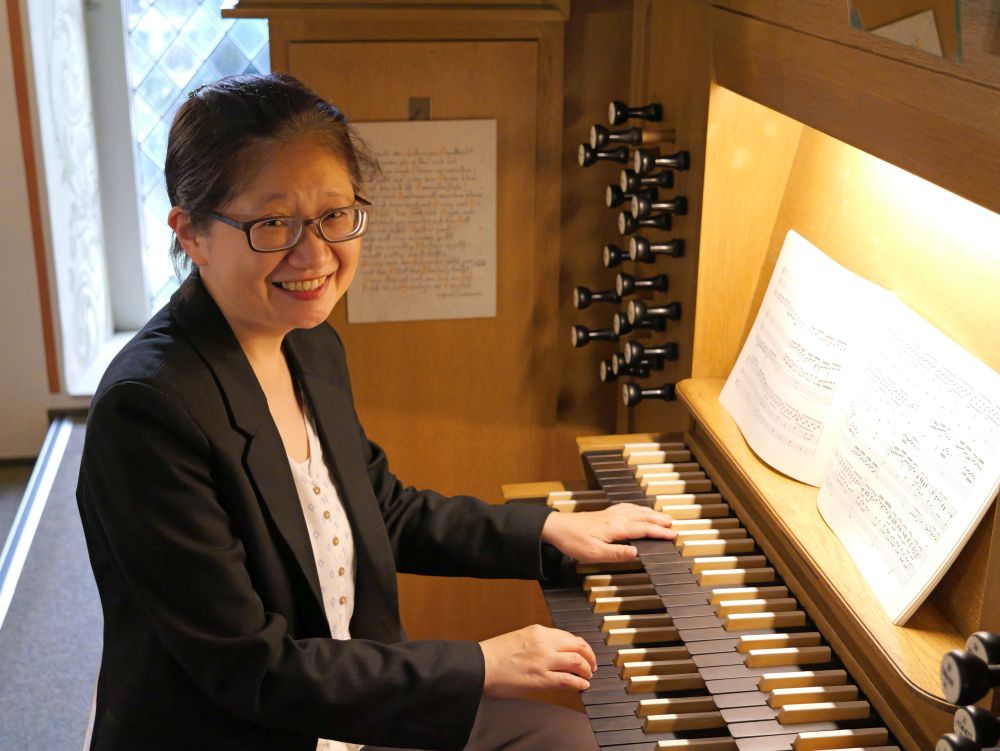 Lippischer Orgelsommer in Bad Salzuflen - Kantorin Yi-Wen Lai brilliert an der Steinmann-Orgel von 1964. Kantorin sitz vor der Orgel
